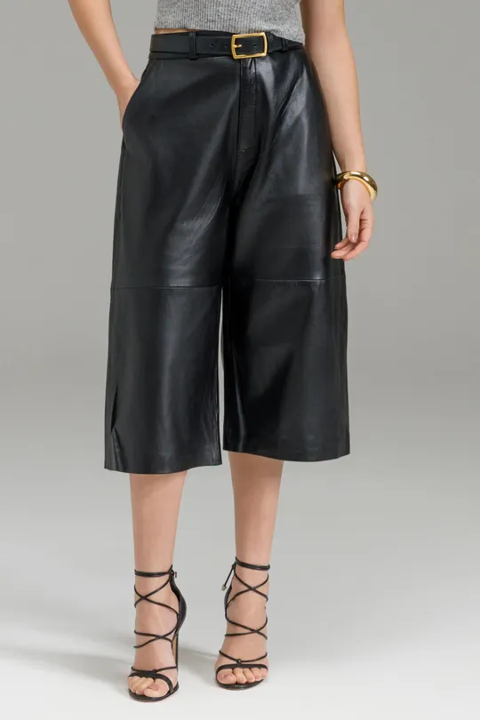 Bermuda Paola de Couro Pelica Preto