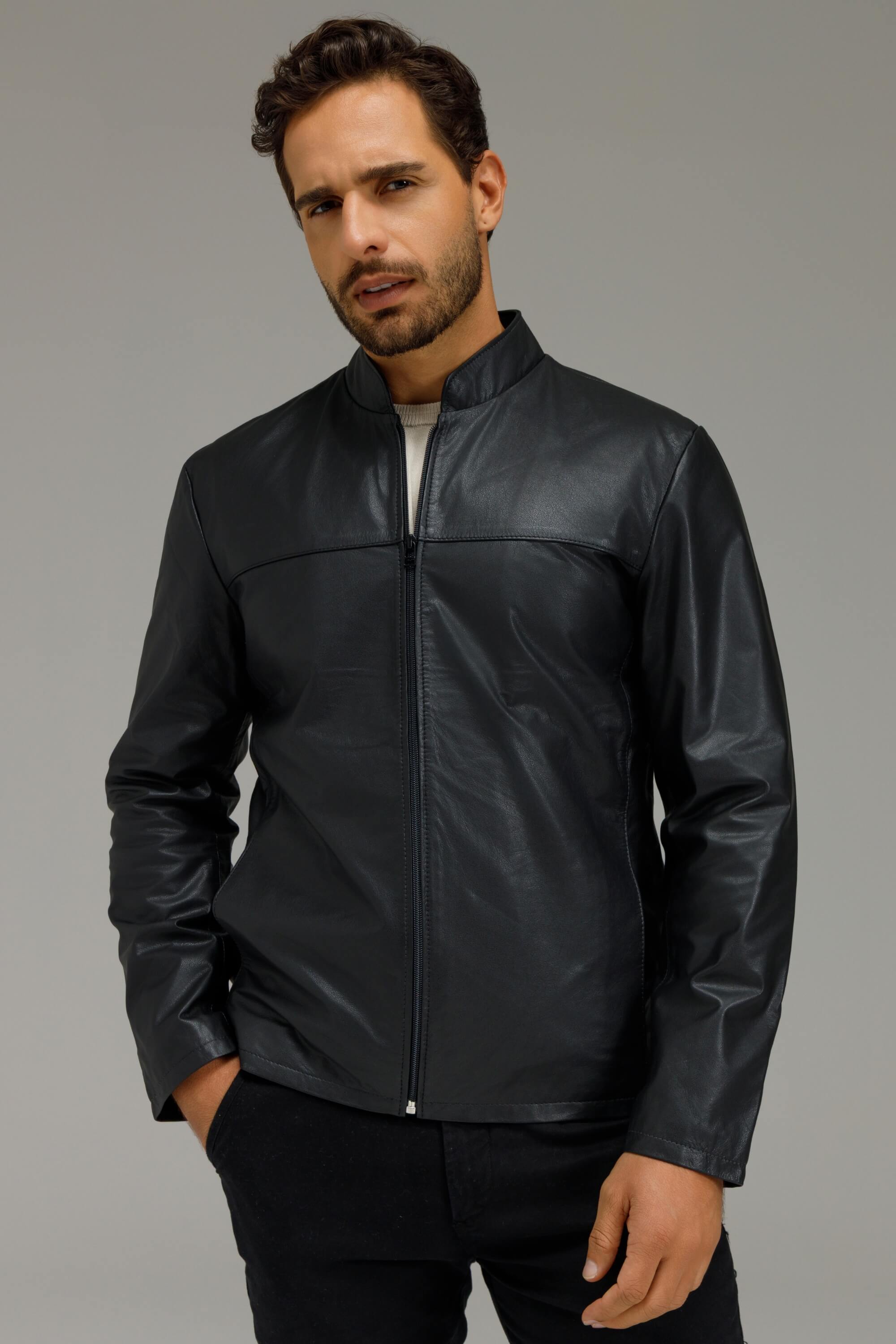 Modelo masculino com jaqueta de couro preta JVL