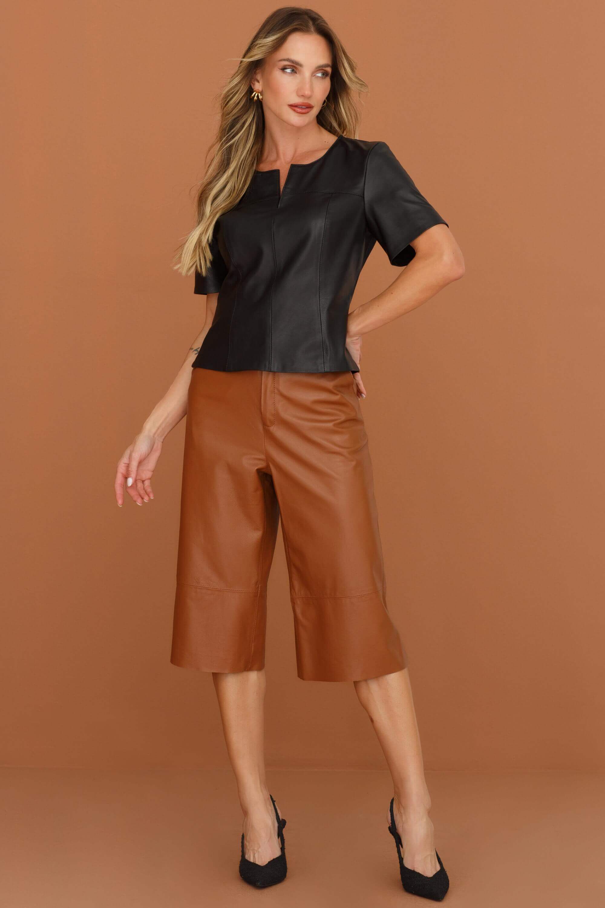 Calça Pantacourt em Couro Pelica Trape Caramelo Sofisticação