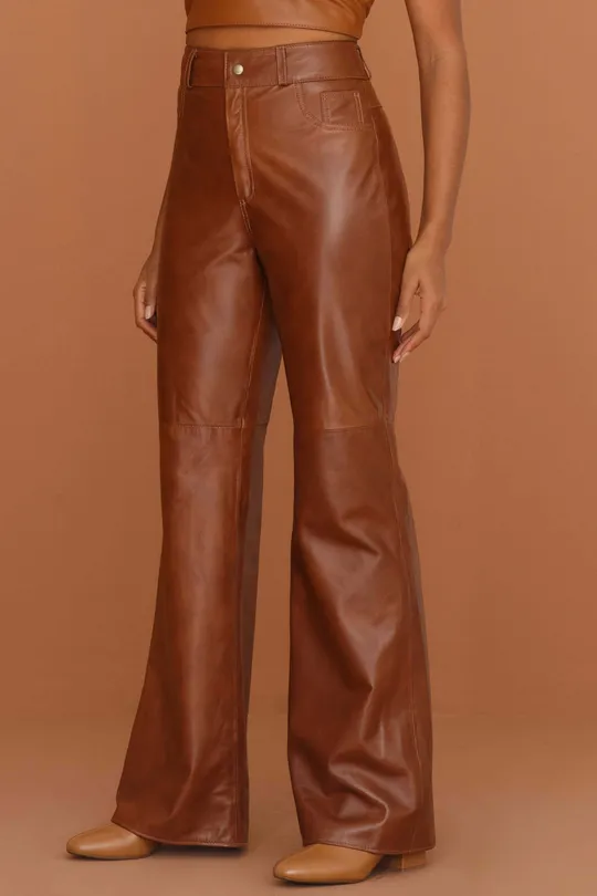 Calça Flare em Couro Pelica Caramelo Calça Flare em Couro Pelica Caramelo