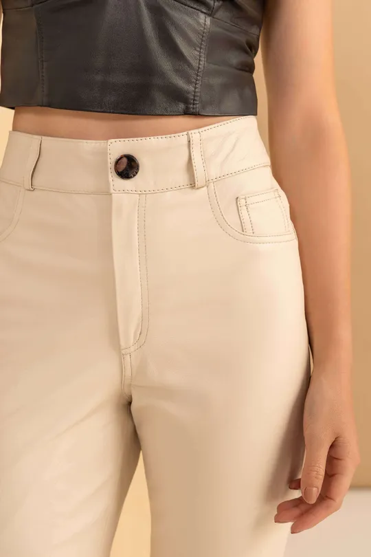 Calça Flare em Couro Pelica Off White