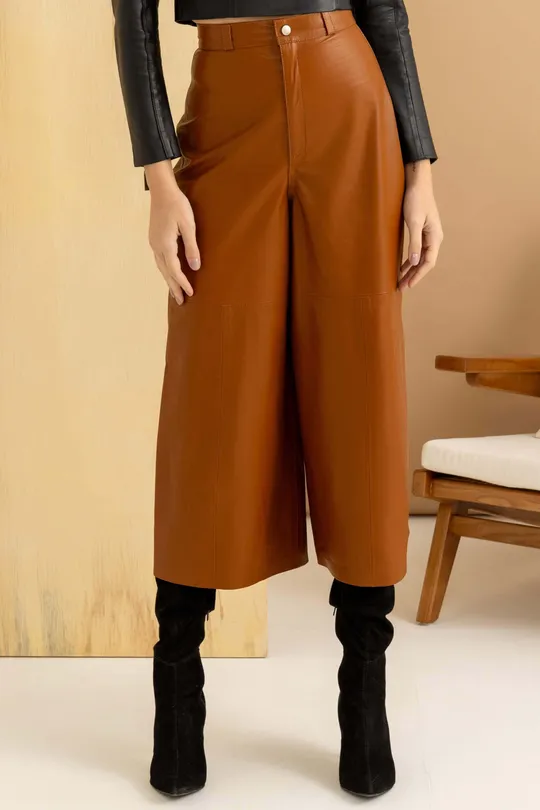Calça Pantacourt em Couro Pelica Caramelo Canela