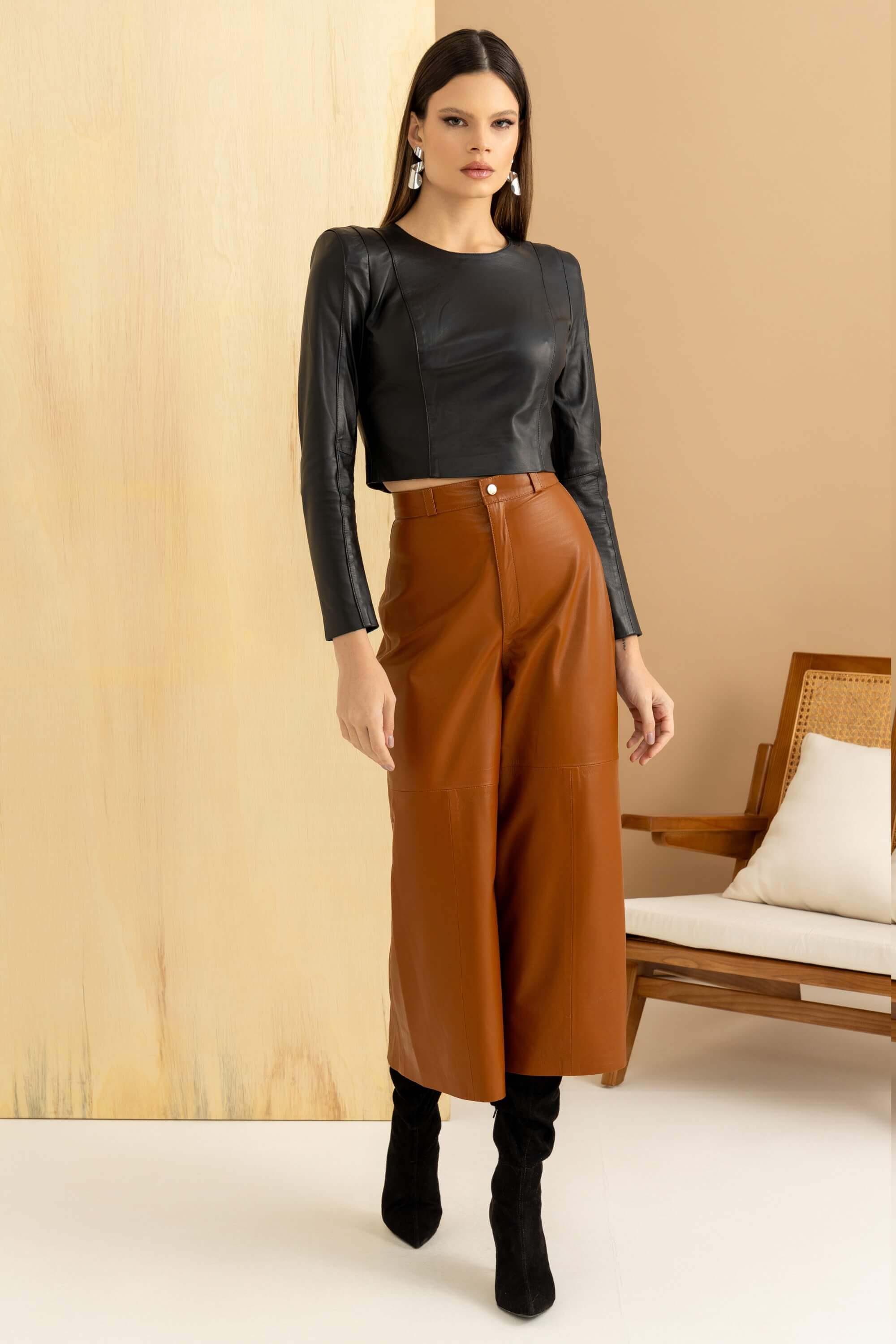 Calça Pantacourt em Couro Pelica Caramelo Canela