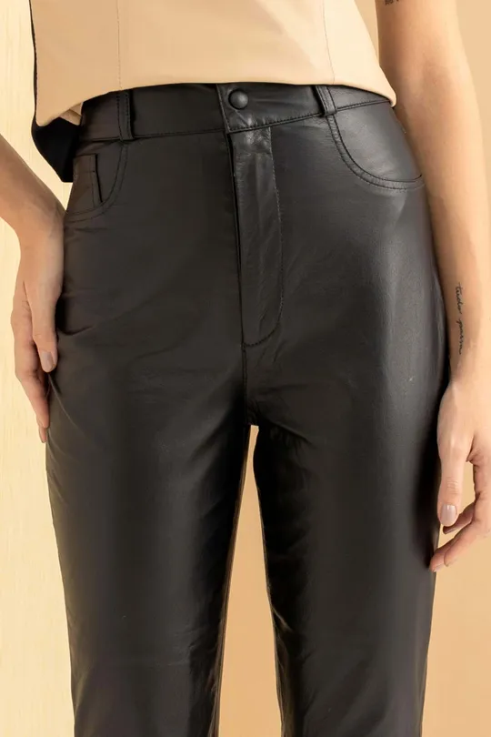Calça Capri em Couro Pelica Preta