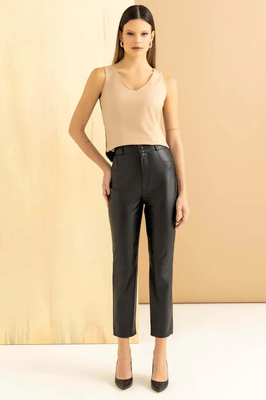 Calça Capri em Couro Pelica Preta