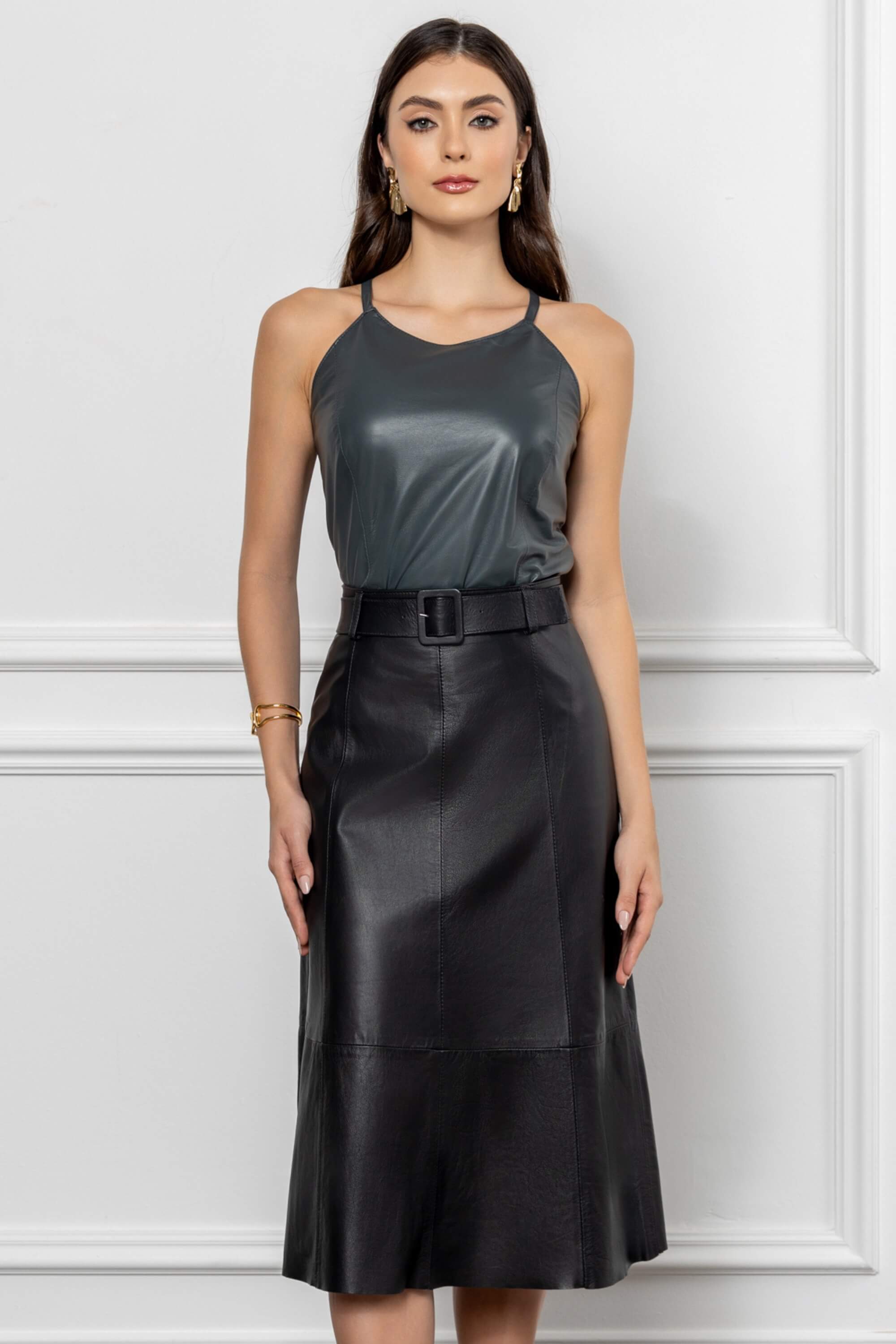 Saia Longa Evasê em Couro Preto com Cinto Elegância Intemporal JVL