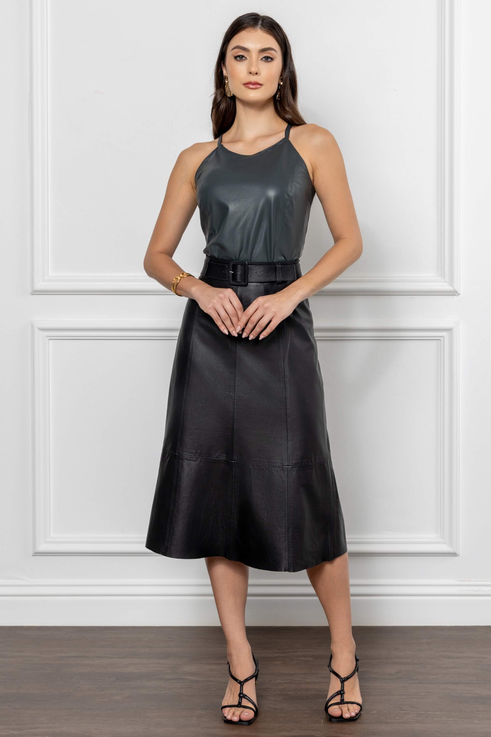 Saia Longa Evasê em Couro Preto com Cinto Elegância Intemporal JVL