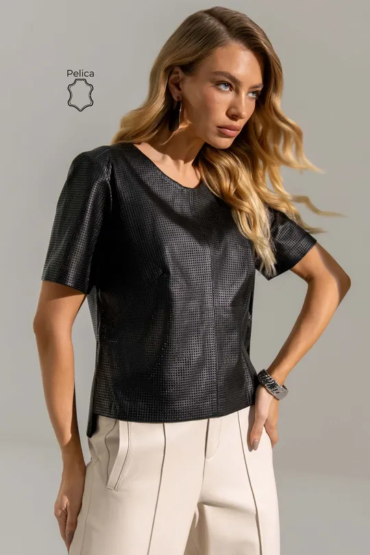 T-Shirt Perfurada Doja Pelica Preta