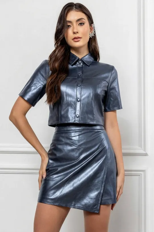 Camisa Cropped Manon de Couro Marinho Metalizado