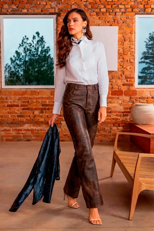 Calça Flare em Couro Camel