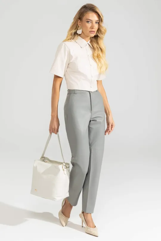 Camisa Cropped Manon de Couro Pelica Gelo Camisa Cropped Manon de Couro Pelica Gelo