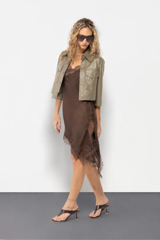 Camisa Cropped Ari em Couro Pelica Salvia Camisa Cropped Ari em Couro Pelica Salvia