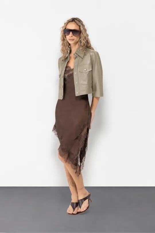 Camisa Cropped Ari em Couro Pelica Salvia
