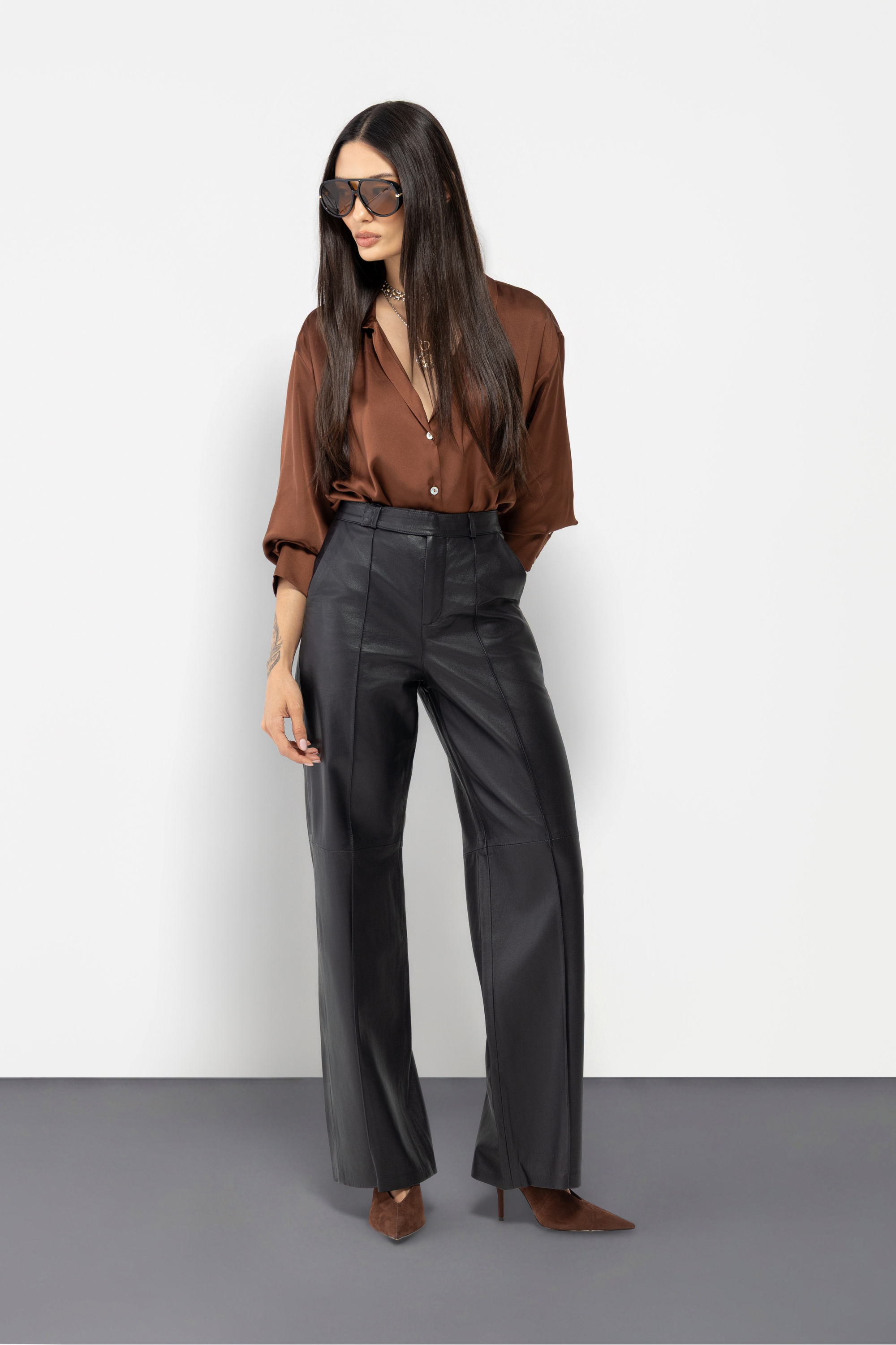Calça Aryn em Pelica Preta, vista frontal do produto