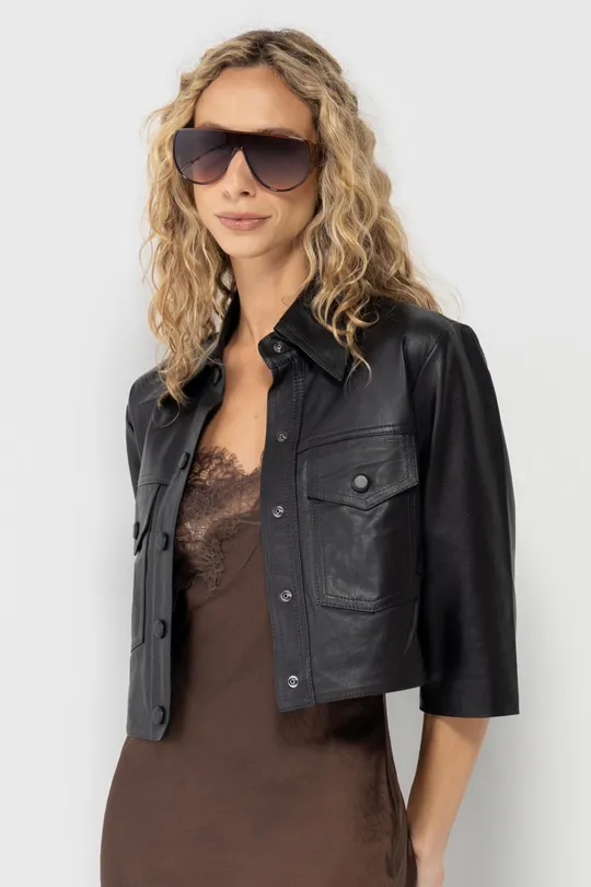 Camisa Cropped Ari em Couro Pelica Preta