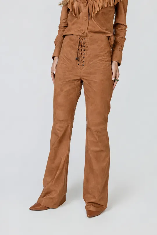 Calça Laramie - Camurça Caramelo Calça Laramie - Camurça Caramelo