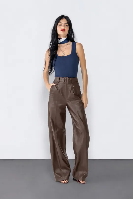 Calça Joane de Couro Pelica Chocolate Calça Joane de Couro Pelica Chocolate