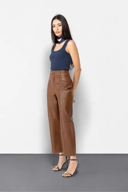 Calça Cris em Couro Pelica Caramelo Calça Cris em Couro Pelica Caramelo