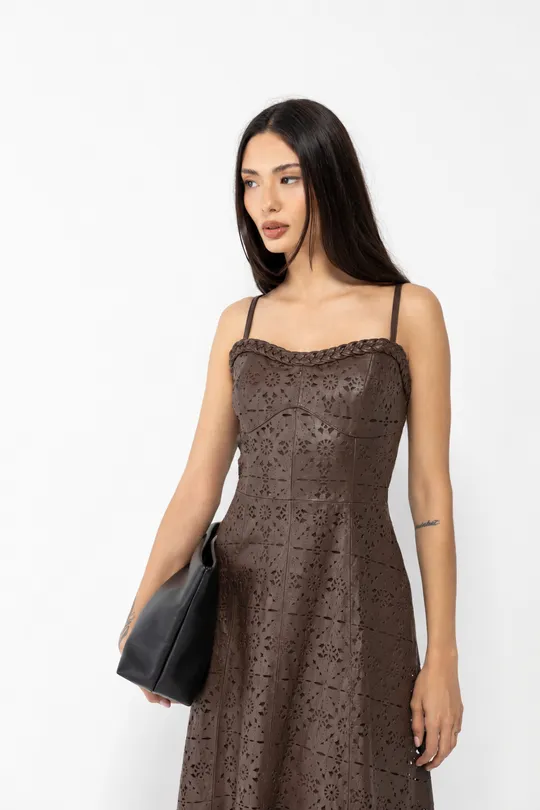 Vestido Roslyn em Renda com Decote em Tranças Pelica Chocolate