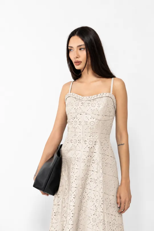 Vestido Roslyn em Renda com Decote em Tranças Pelica Off White Vestido Roslyn em Renda com Decote em Tranças Pelica Off White