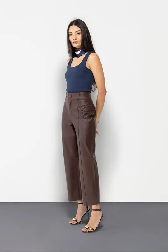 Calça Cris em Couro Pelica Chocolate Calça Cris em Couro Pelica Chocolate